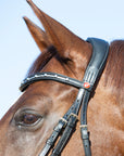 Detailfoto Trense Kieffer Ultrasoft® Economy II: anatomisch geformtes Genickstück am Pferd