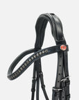 Detailfoto Trense Comfort Young Profi in Schwarz mit Chrombeschlägen: Genickstück und geschwungenes Stirnband mit grauen Swarovski® Kristallen