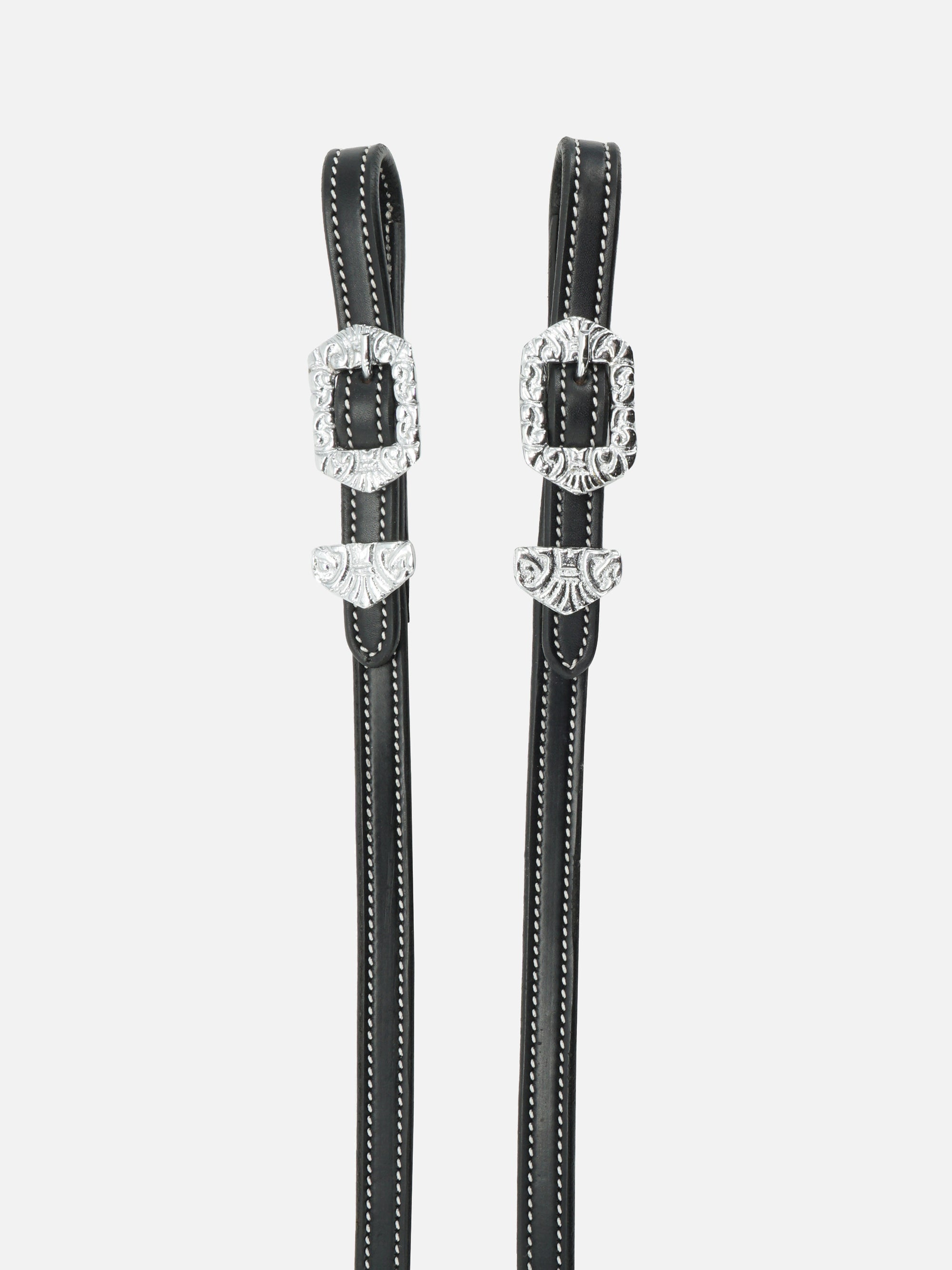 Detailfoto der Zügel Isabella in Schwarz mit silberfabenen Beschlägen und Ornamenten und weißen Kontrastnähten