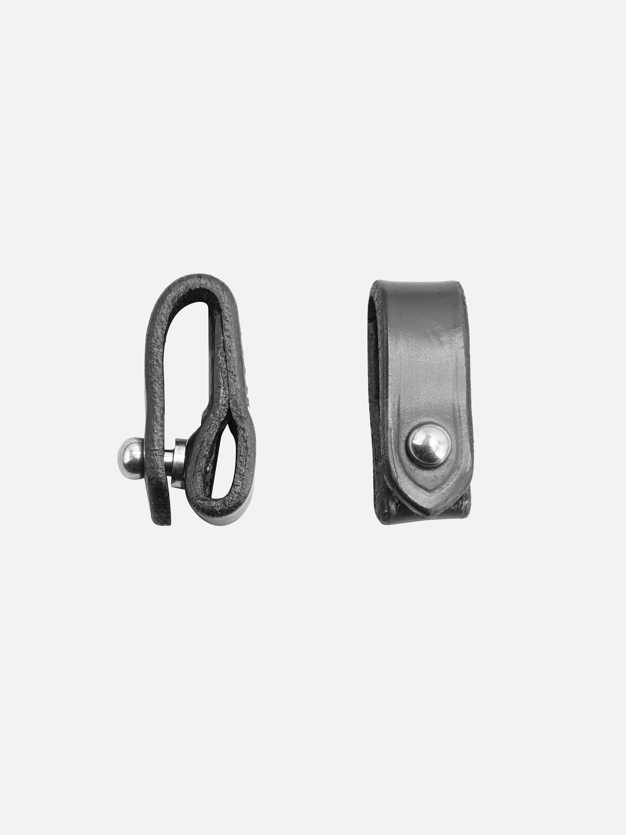 Befestigungsschlaufe für Sperrriemen Anja Beran in Schwarz mit silberfarbenem Knopf