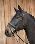Trense Ergonomic Line III in Schwarz mit Chrombeschlägen am Pferd