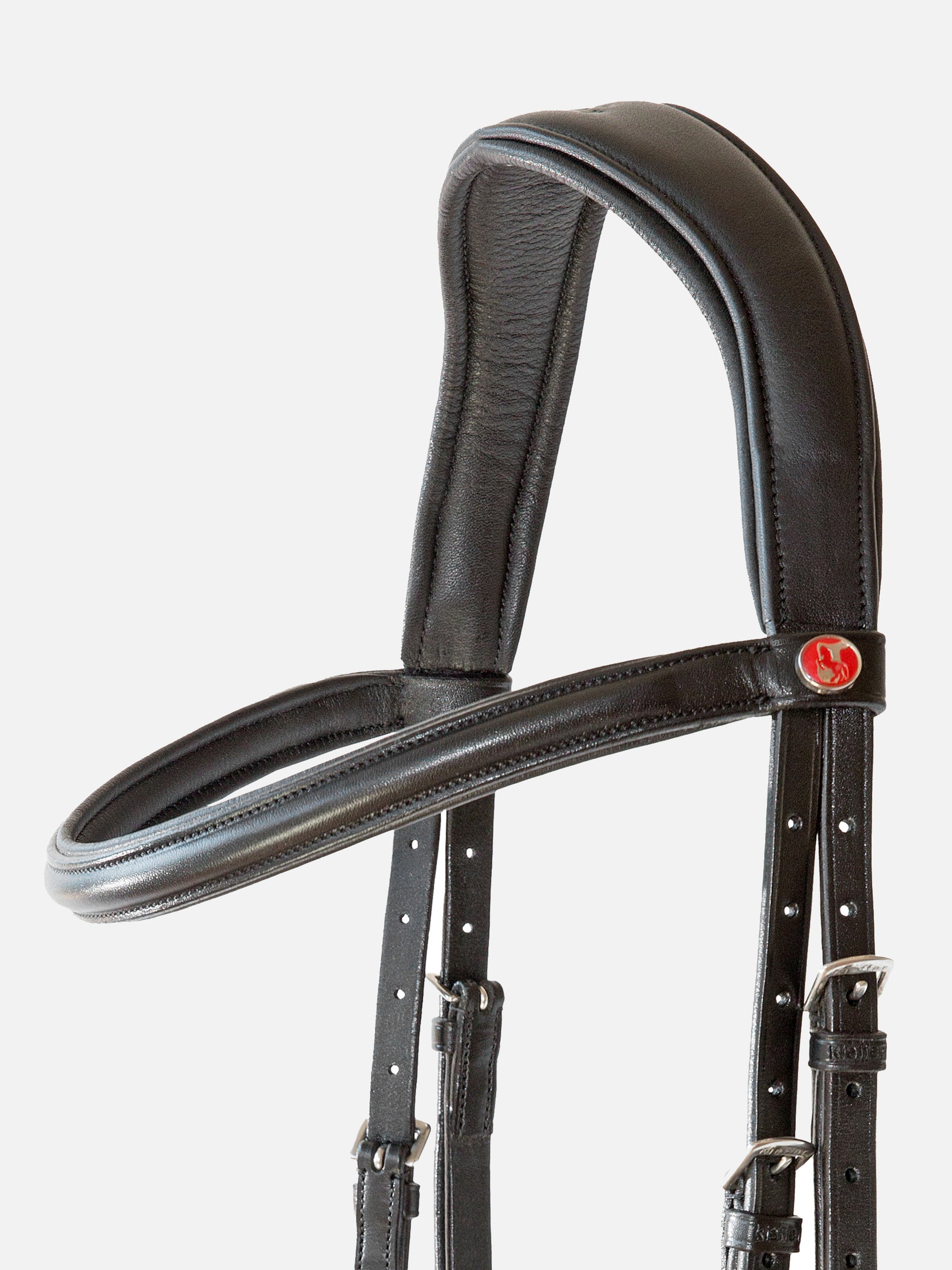 Detailfoto von Stirnband und Genickstück des gebisslosen Zaums Kieffer Ultrasoft® Kendra am Pferd