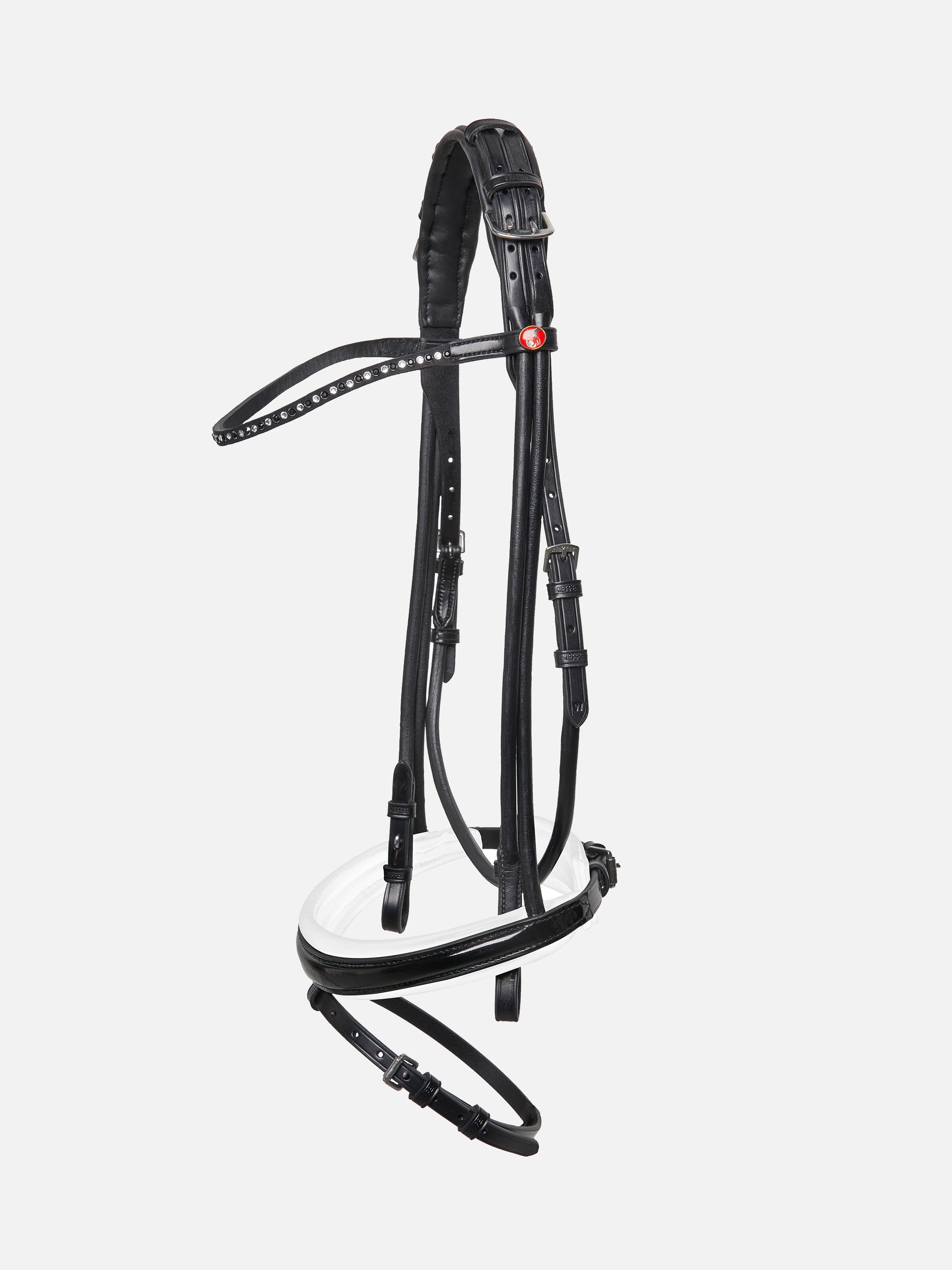 Rundgenähte Trense Sylvie II in Schwarz mit weißer Unterlegung, Lack-Reithalfter, Chrombeschlägen und schwarz-weißem Kristall-Stirnband