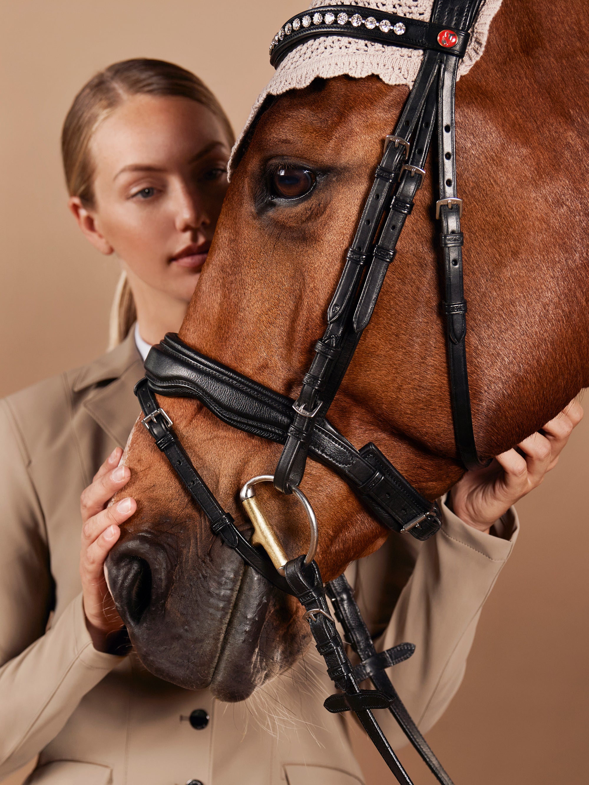 Detailfoto: Trense Kieffer Ultrasoft® Gaya in Schwarz mit Chrombeschlägen am Pferd: Reithalfter