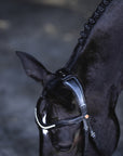 Detailfoto Trense Kieffer Ultrasoft® Luna in Schwarz mit Chrombeschlägen am Pferd: Genickstück