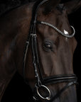 Detailfoto Trense Grace in Schwarz mit Chrombeschlägen am Pferd: anatomisches Genickstück, geschwungenes Stirnband mit grauen Kristallen und Reithalfter mit Kristallbiese