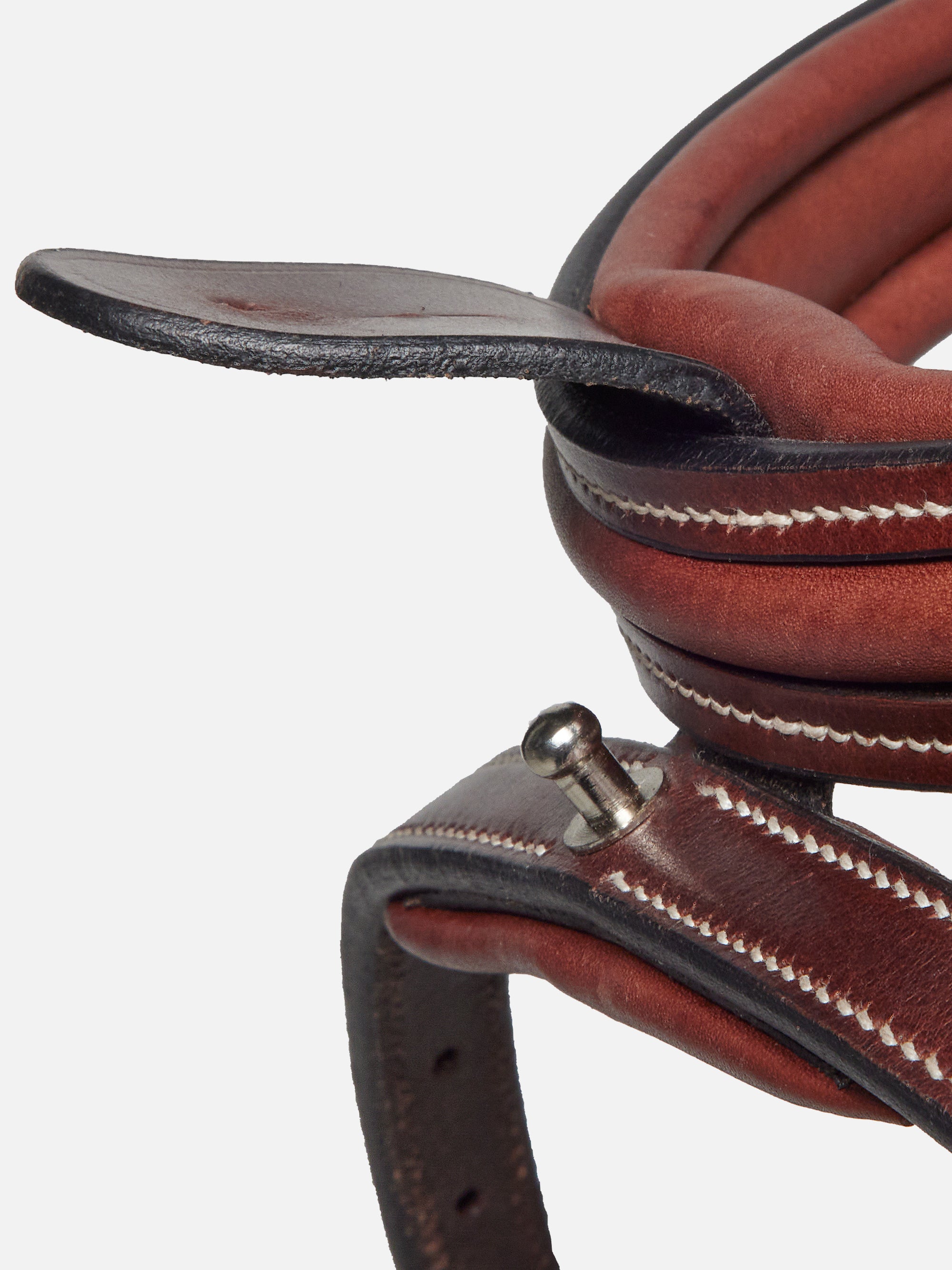 Detailfoto Trense Palmanova in Chestnut mit Chrombeschlägen: spurlos abnehmbarer Sperrriemen