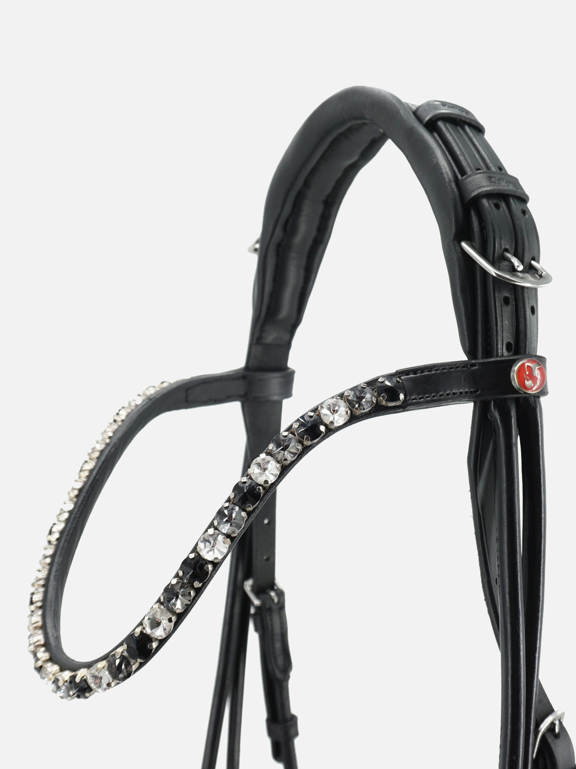 Detailfoto rundgenähte Trense Elli in Schwarz mit Chrombeschlägen: Genickstück und Stirnband mit extragroßen Kristallen in Schwarz/Weiß/Grau