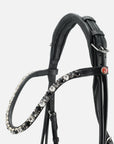 Detailfoto rundgenähte Trense Elli in Schwarz mit Chrombeschlägen: Genickstück und Stirnband mit extragroßen Kristallen in Schwarz/Weiß/Grau