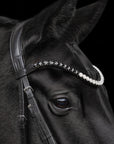 Detailfoto Trense Nora in Schwarz mit Chrombeschlägen am Pferd: geschwungenes Stirnband mit extragroßen schwarzen und weißen Kristallen