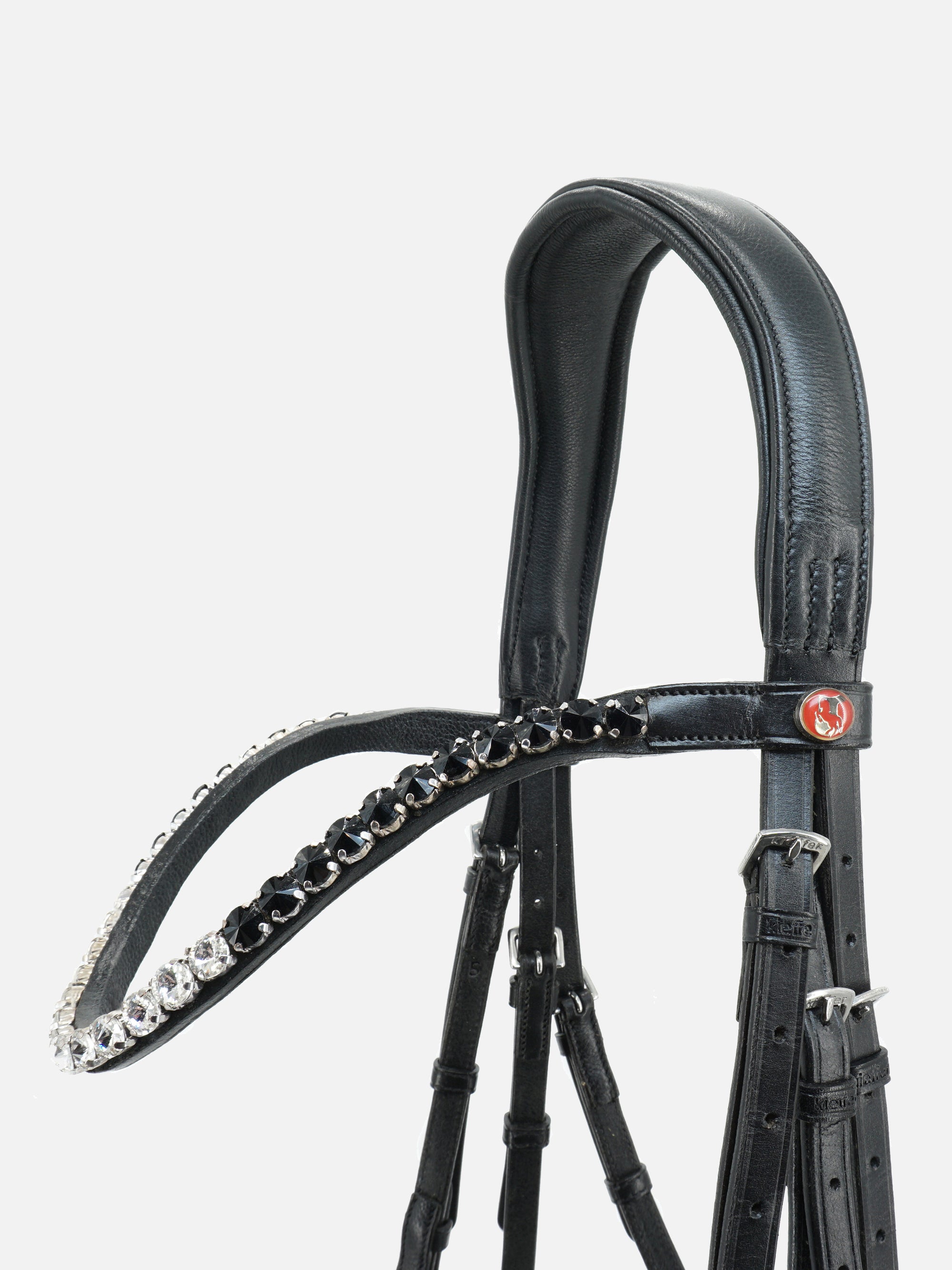 Detailfoto Trense Nora in Schwarz mit Chrombeschlägen: anatomisch geformtes Genickstück und Stirnband mit extragroßen Kristallen in Schwarz/Weiß