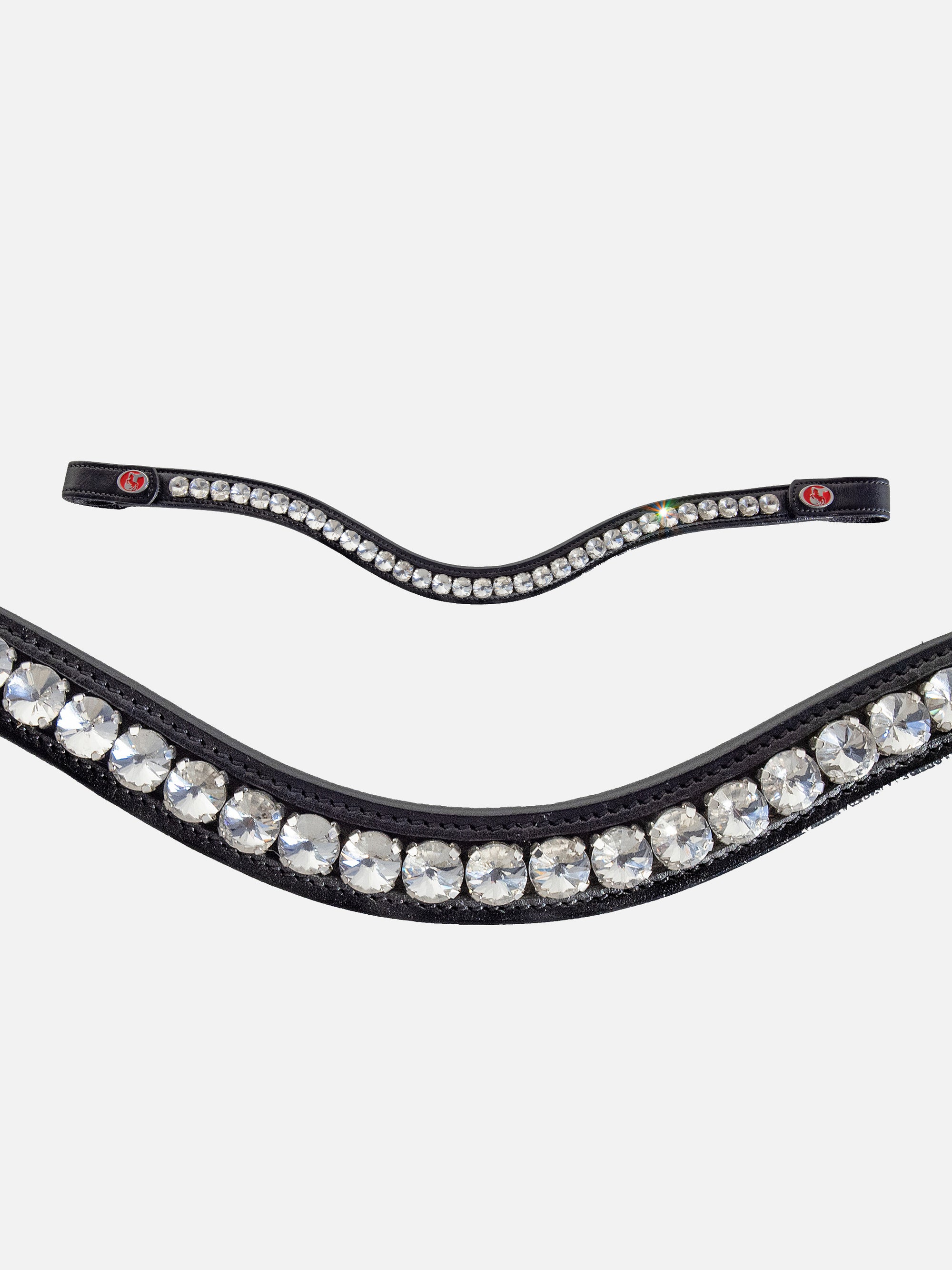 Detailfoto Trense Lina in Schwarz mit Chrombeschlägen: geschwungenes Stirnband mit weißen Kristallen