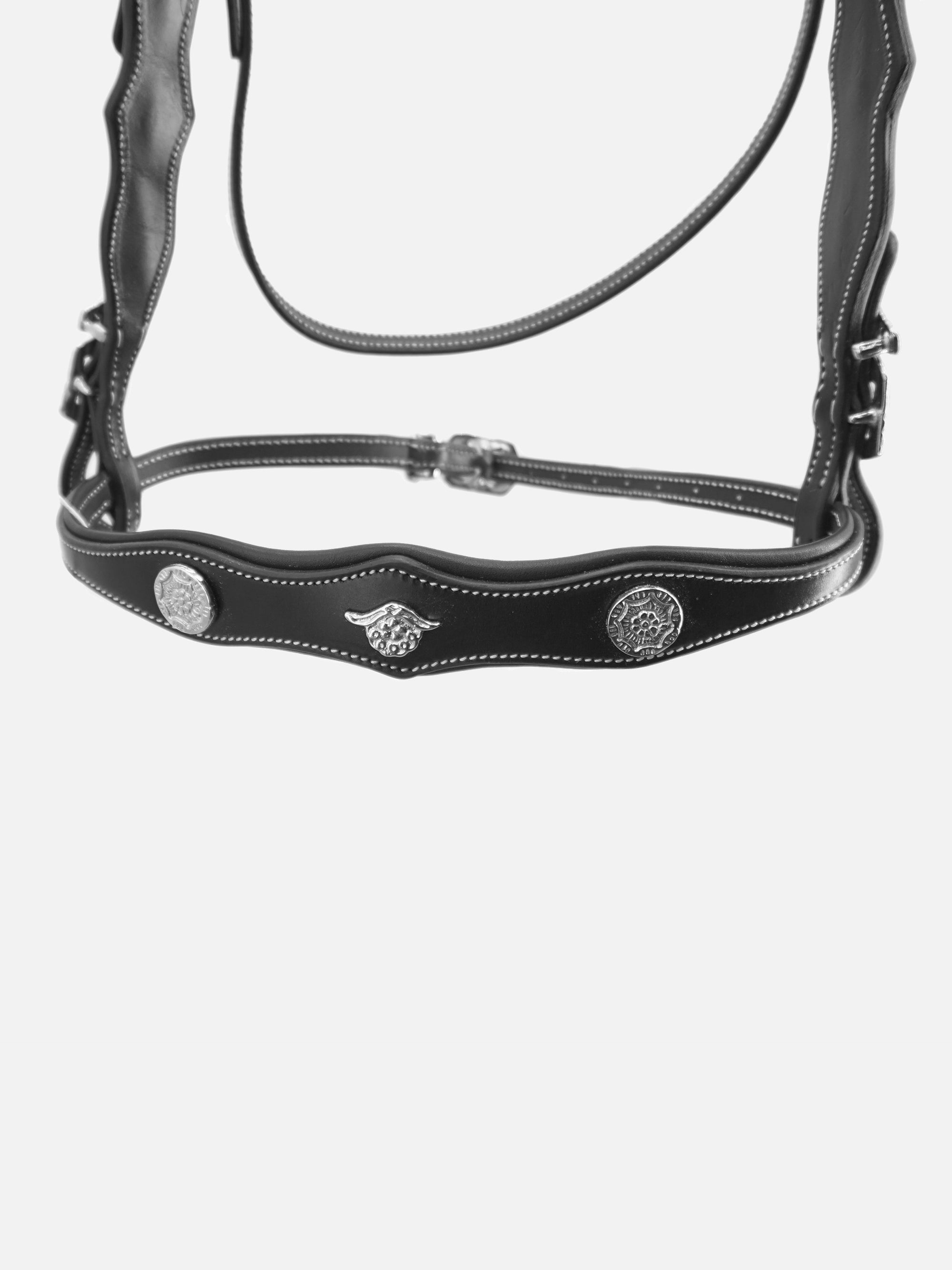 Detailfoto Trense Isabella: Reithalfter mit weißen Kontrastnähten und silberfarbenen Beschlägen und Ornamenten