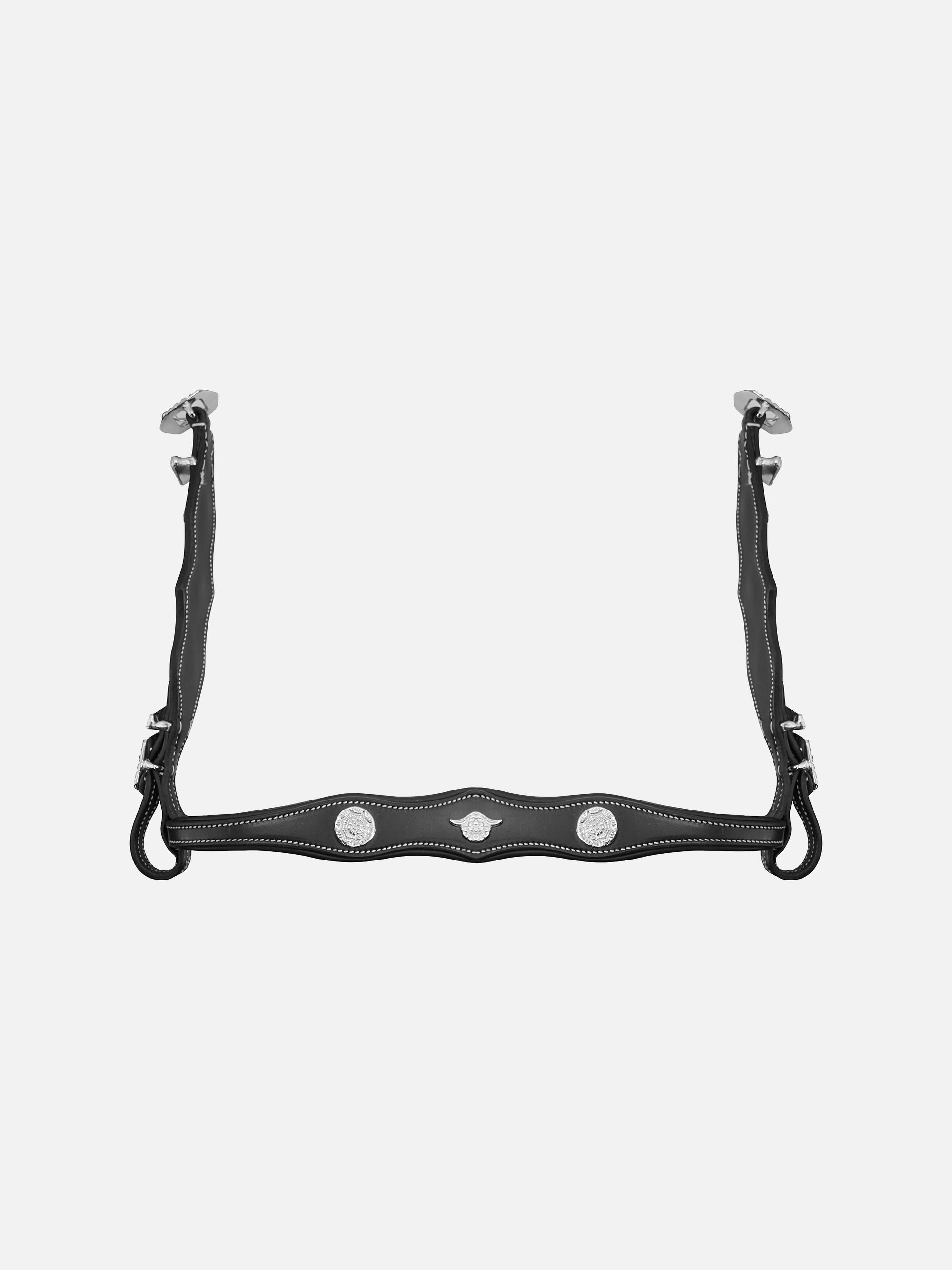 Detailfoto Trense Isabella: Reithalfter mit weißen Kontrastnähten und silberfarbenen Beschlägen und Ornamenten