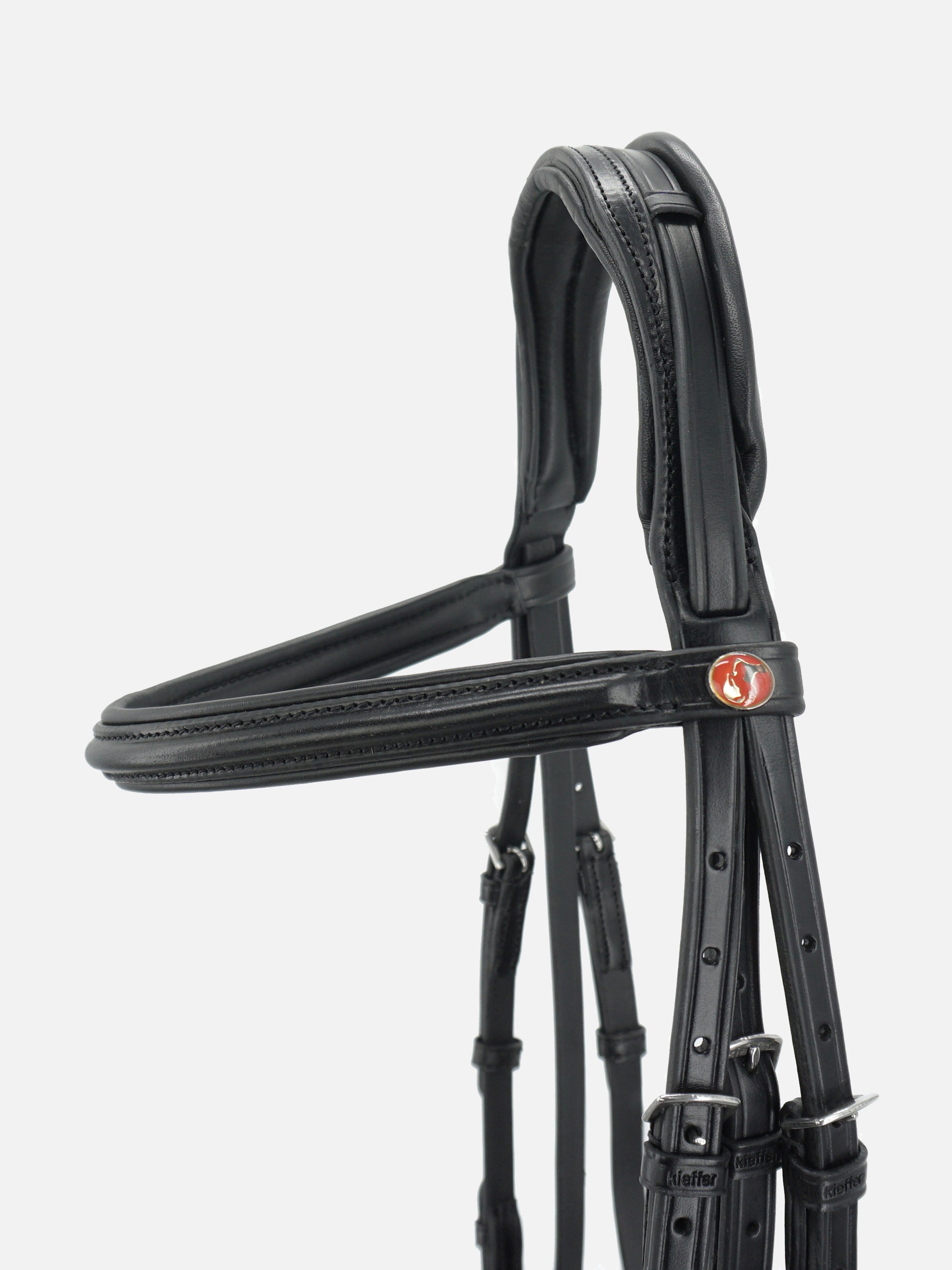 Detailfoto Trense Perseus in Schwarz mit Chrombeschlägen: Genickstück und bombiertes Stirnband