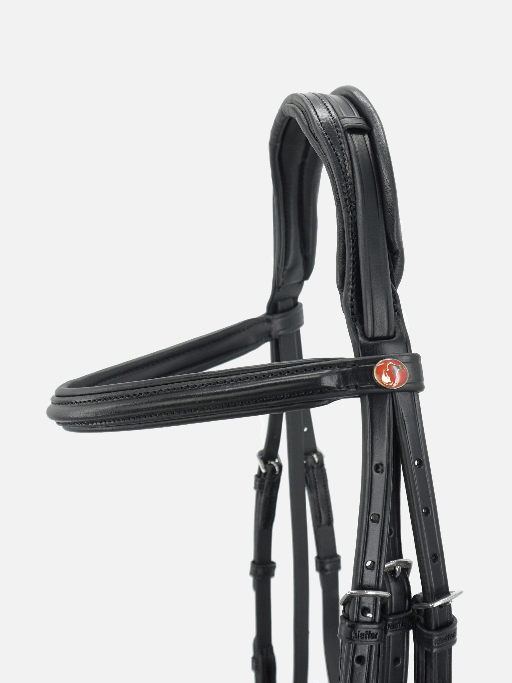 Detailfoto Trense Perseus in Schwarz mit Chrombeschlägen: Genickstück und bombiertes Stirnband