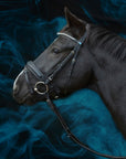 Trense Essentials Lara in Schwarz mit Chrombeschlägen und geschwungenem Kristall-Stirnband am Pferd