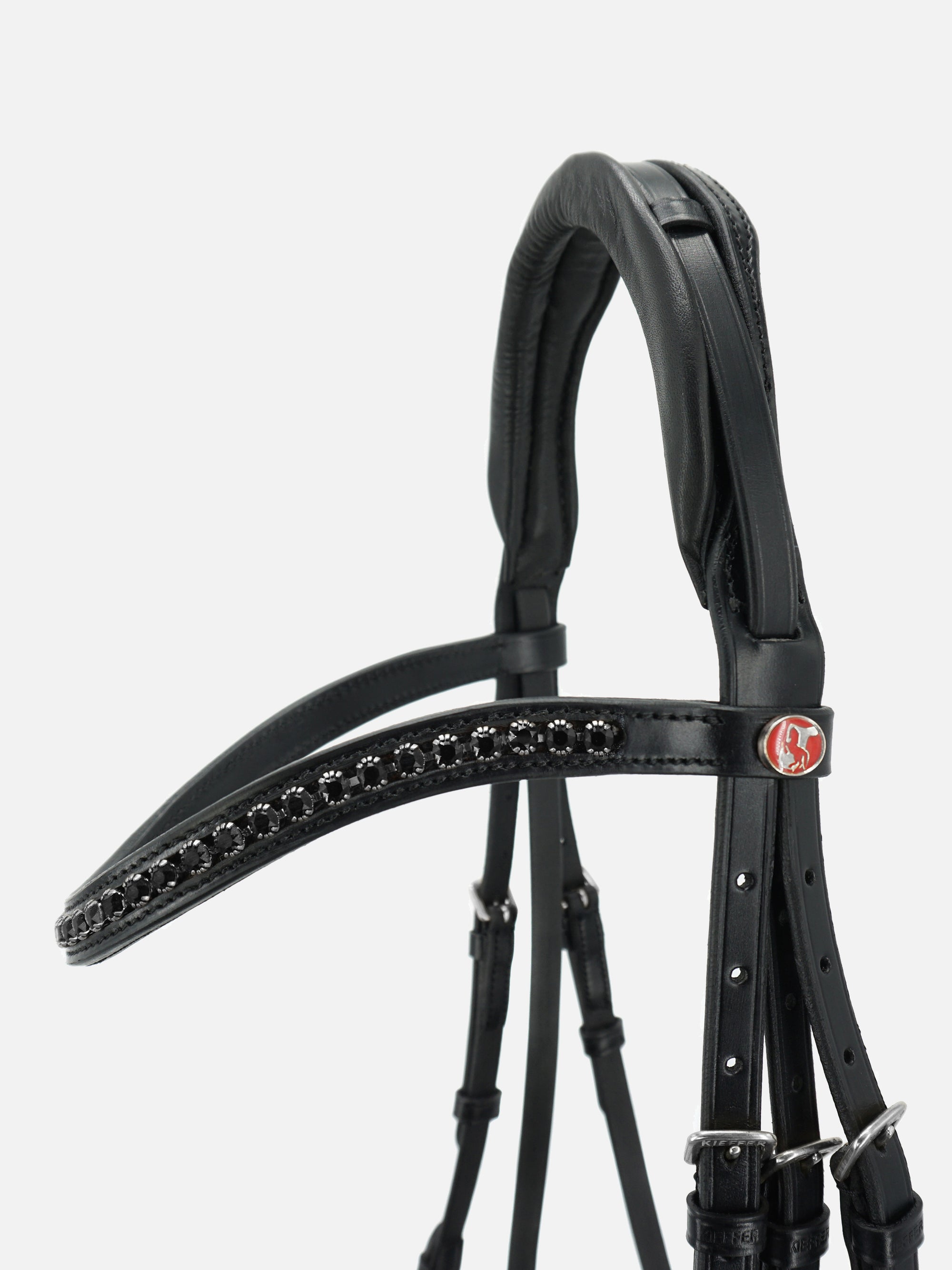 Detailfoto Trense Comfort Verona in Schwarz mit Chrombeschlägen: Genickstück und geschwungenes Stirnband mit schwarzen Swarovski® Kristallen