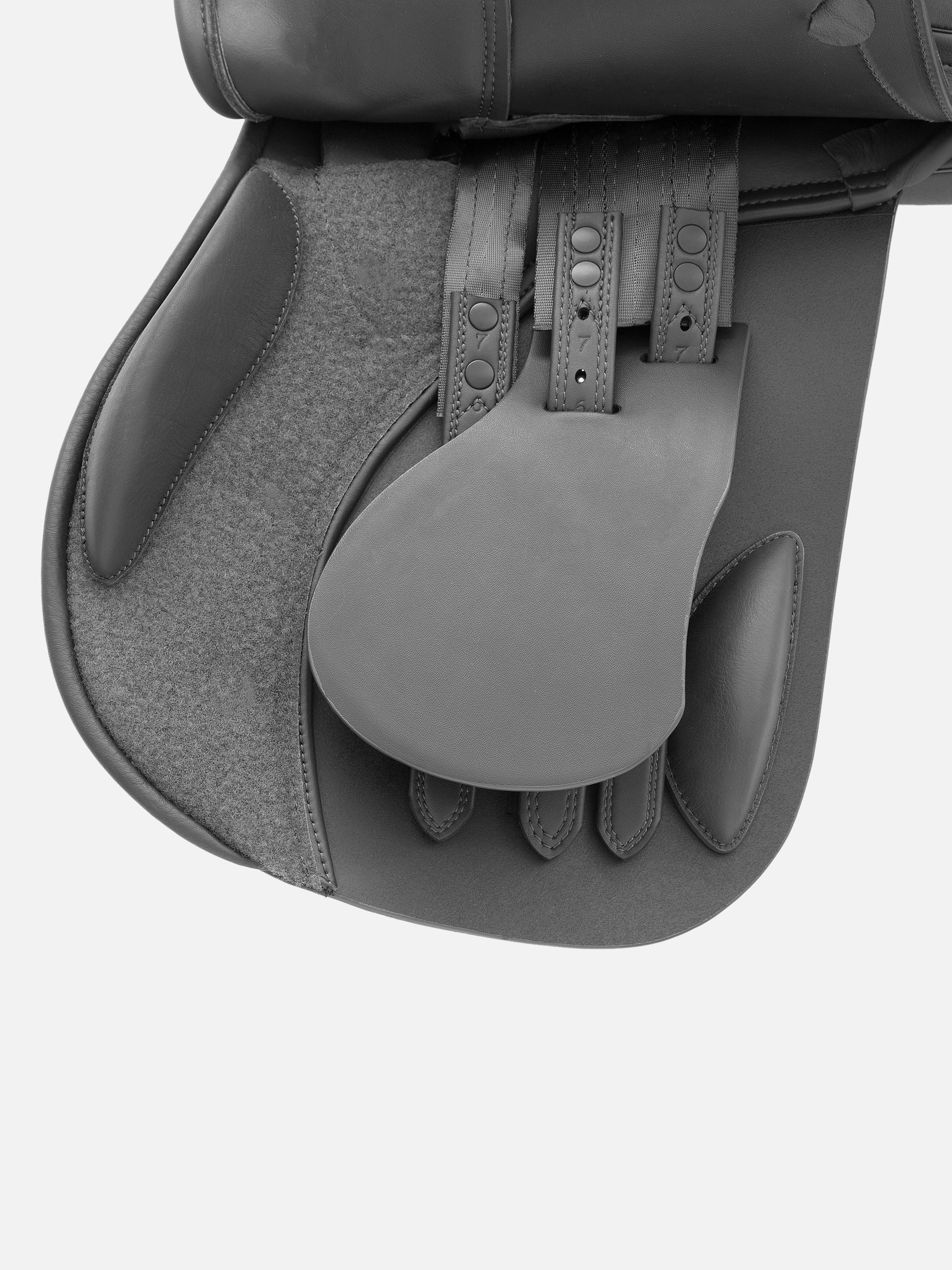 Blick unter das Sattelblatt von Vielseitigkeitssattel Le Mans mit kleiner Klettpausche