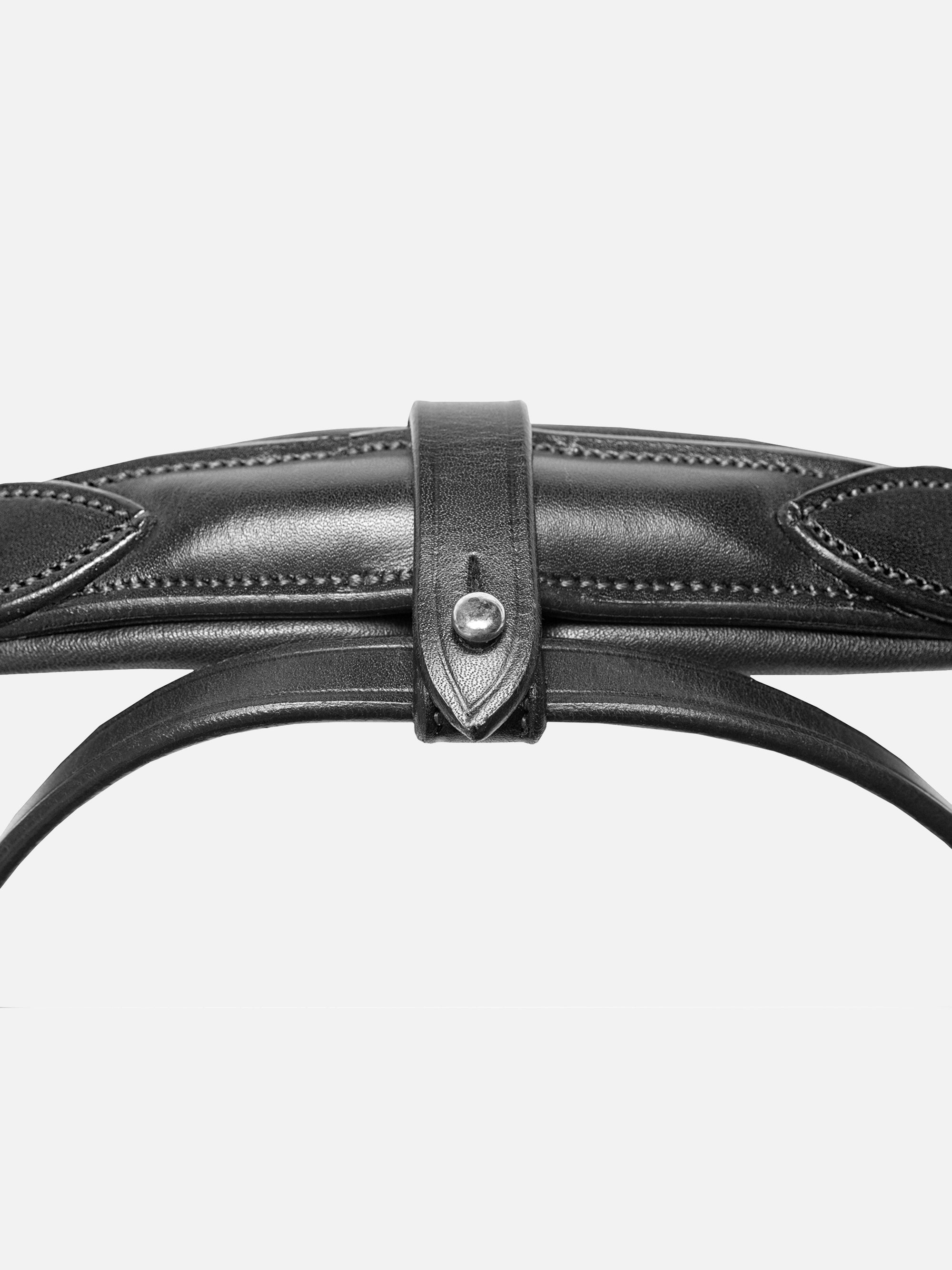 Detailfoto Kieffer Ultrasoft® Unah in Schwarz mit Chrombeschlägen: Sperrriemenbefestigung über Schlaufe mit Knopf am Reithalfter