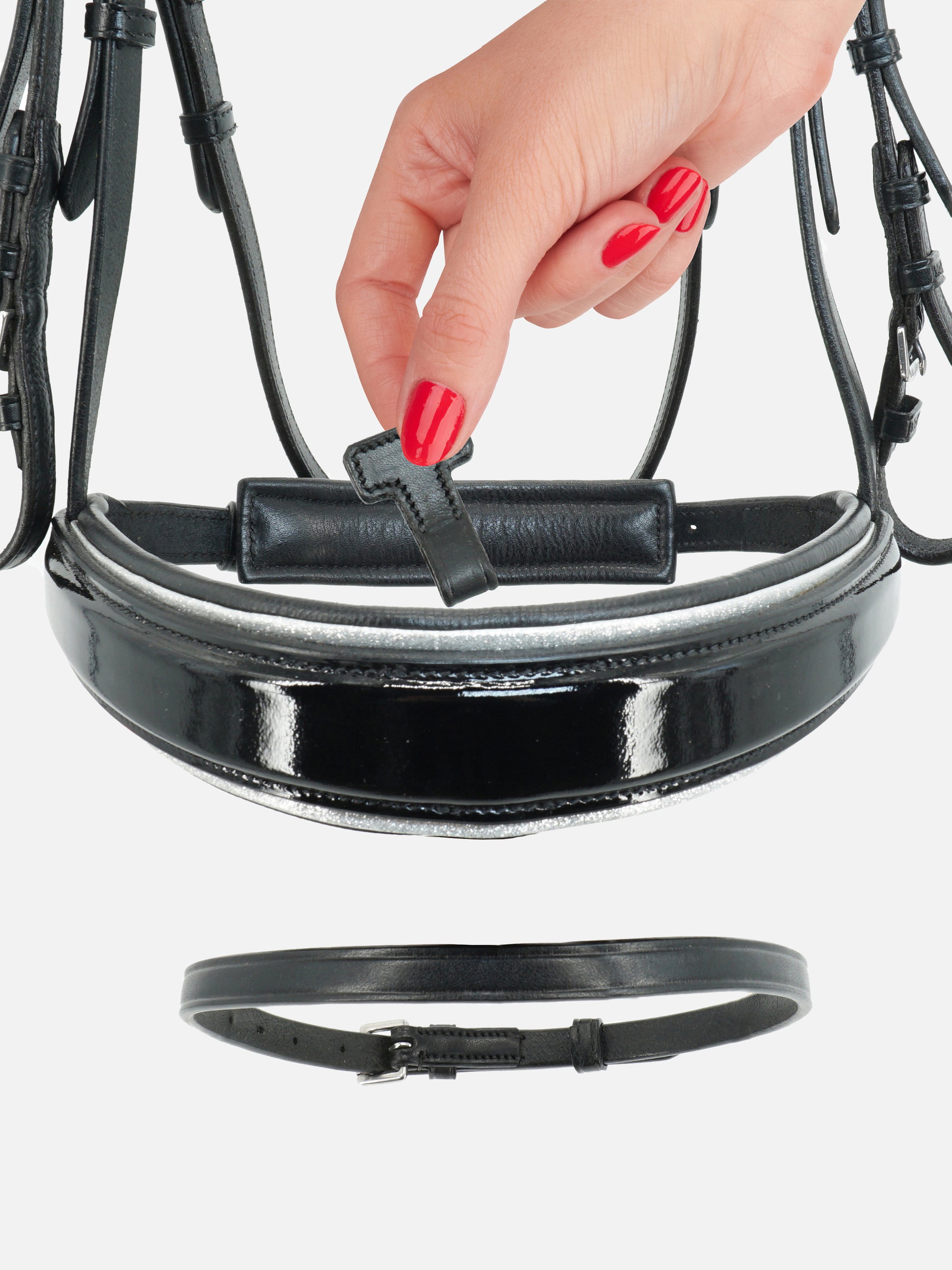 Detailfoto Trense Nora in Schwarz mit Chrombeschlägen: konisch geformtes Lack-Reithalfter mit Glitzerbiese und spurlos abnehmbarem Sperrriemen