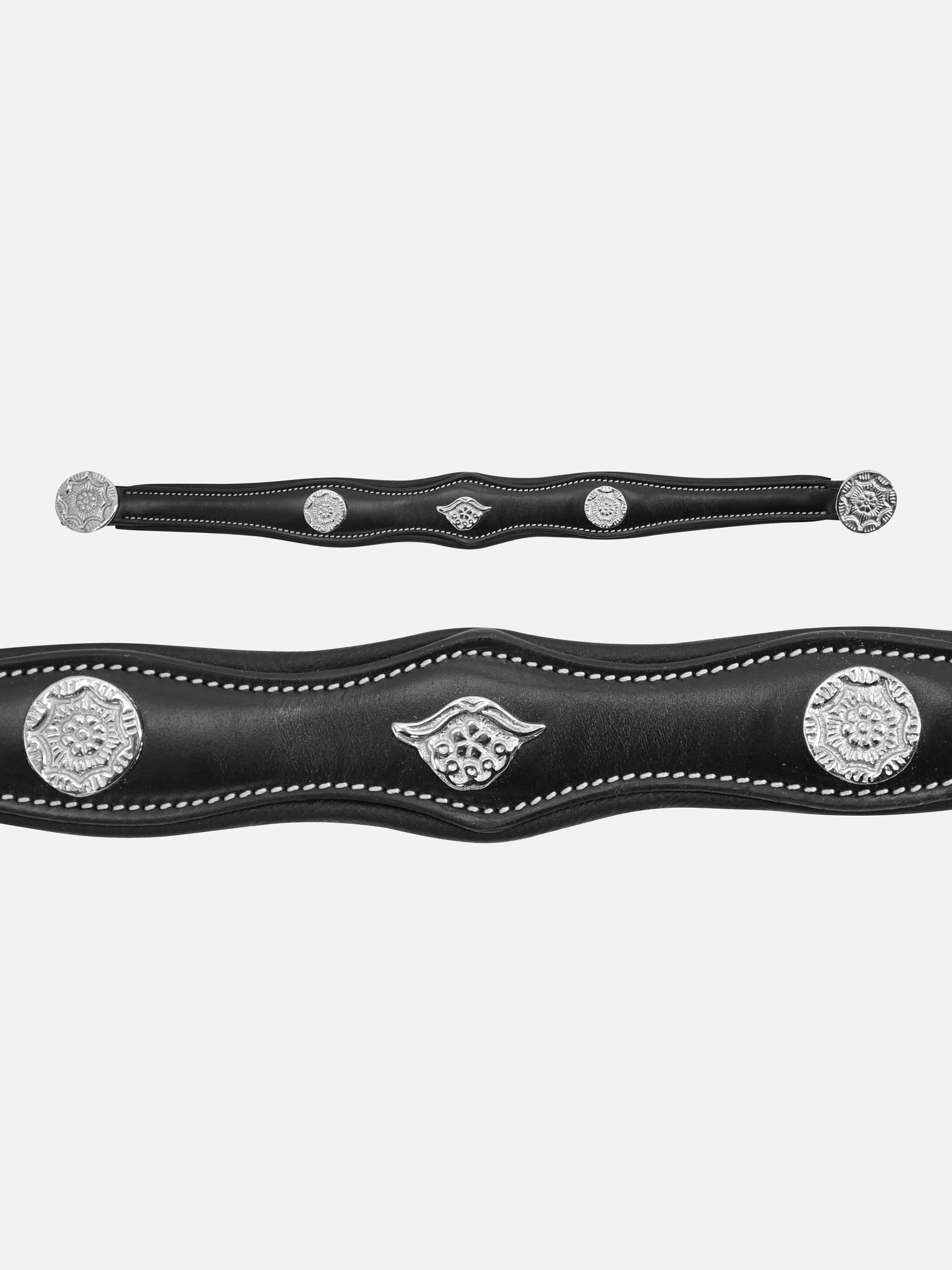 Detailfoto Trense Isabella: Stirnband mit weißen Kontrastnähten und silberfarbenen Beschlägen und Ornamenten