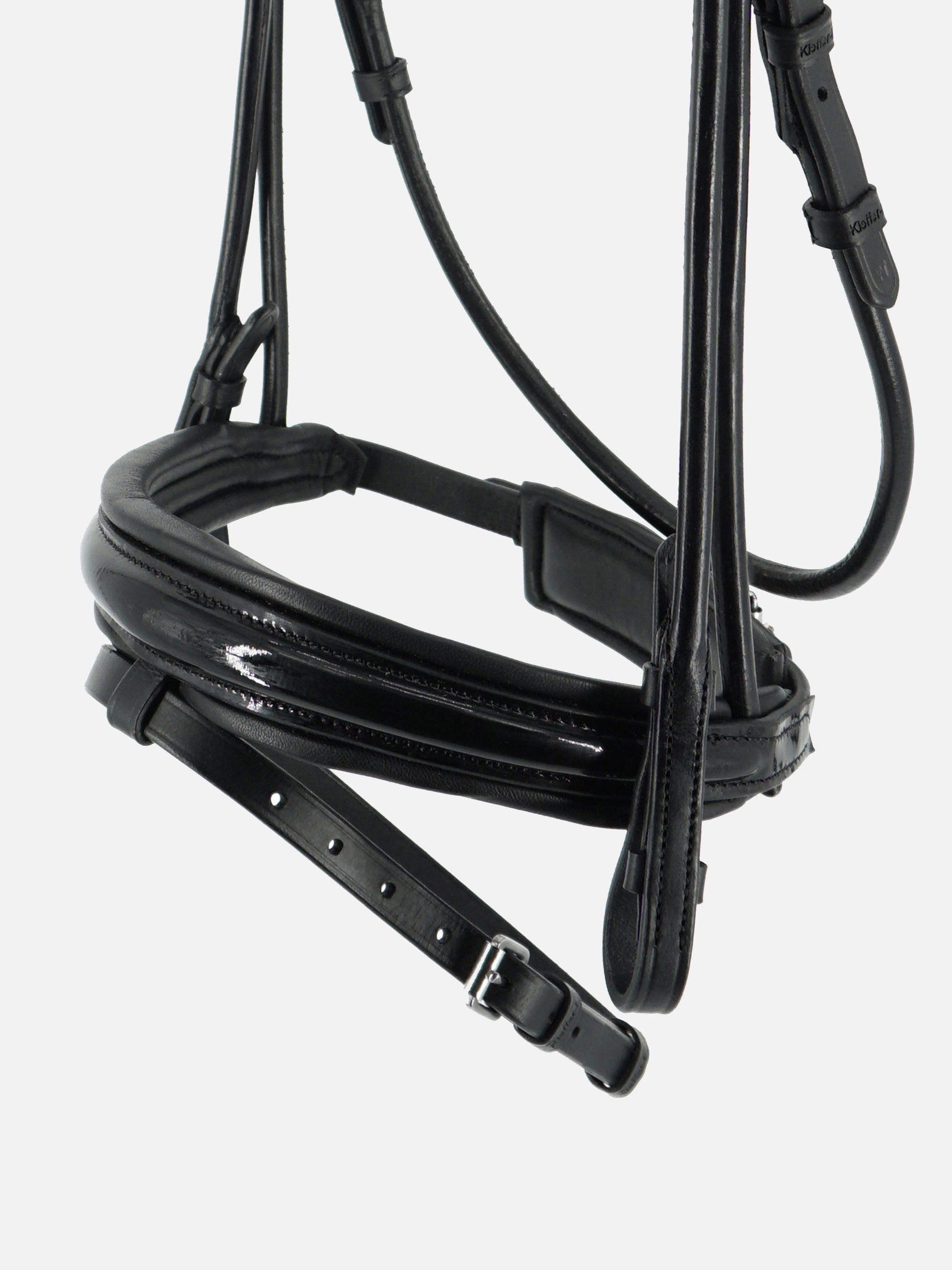 Detailfoto rundgenähte Trense Elli in Schwarz mit Chrombeschlägen: konisch geformtes Lack-Reithalfter