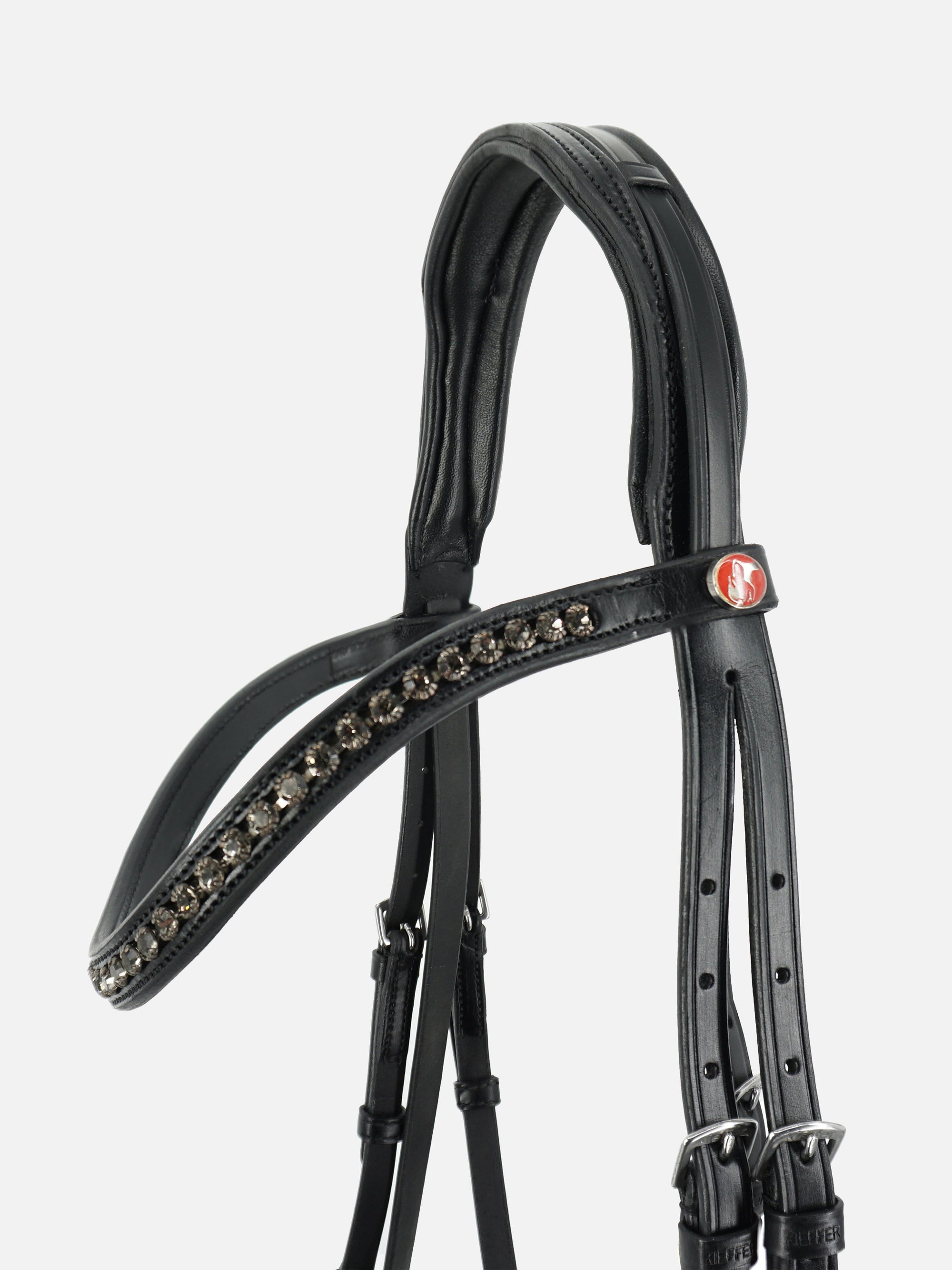 Detailfoto Trense Comfort Paris in Schwarz mit schwarzem Lack-Reithalfter: Genickstück und geschwungenes Stirnband mit grauen Swarovski® Kristallen