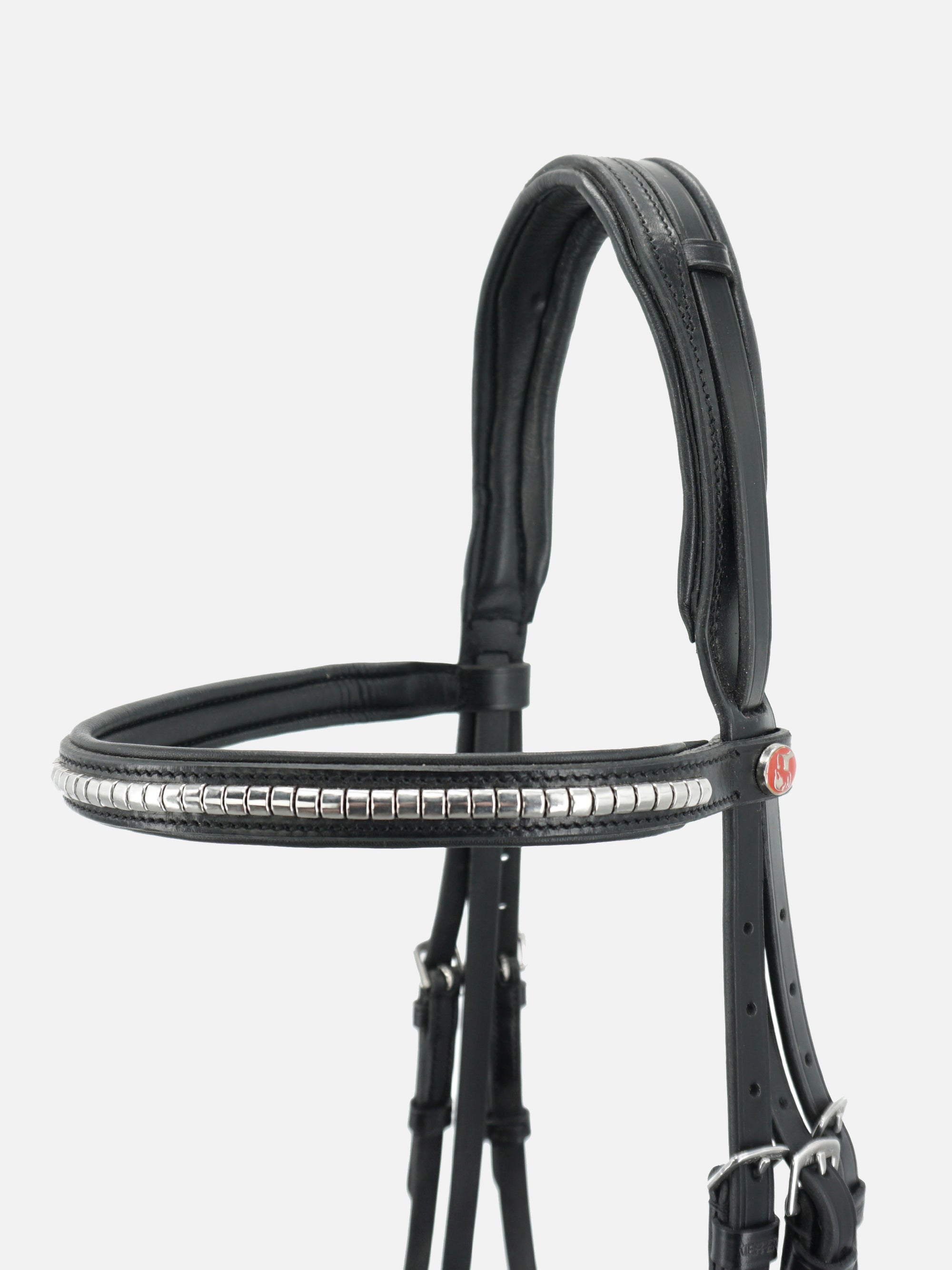 Detailfoto Trense Perseus in Schwarz mit Chrombeschlägen: Genickstück und Stirnband mit silberfarbener Clincherkette