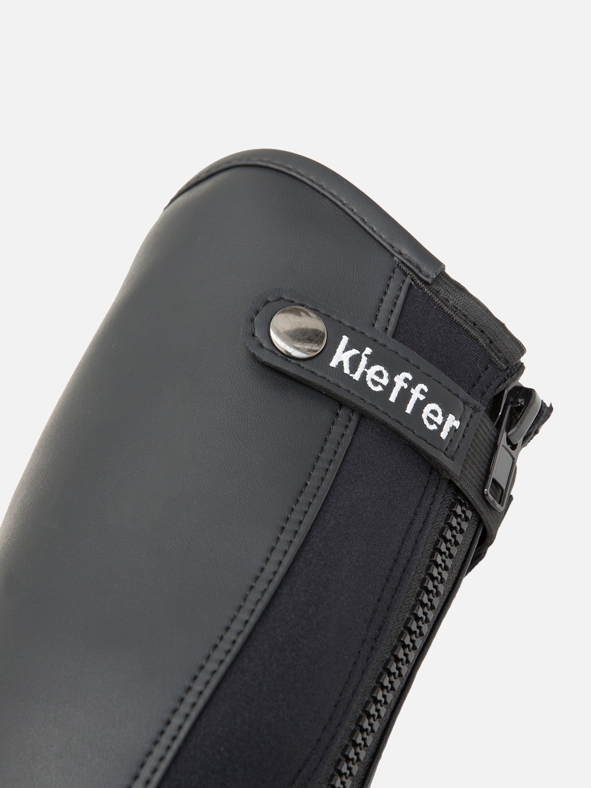 Detailfoto der Chaps Andorra: Reißverschluss, Elastikeinsatz und Druckknopf