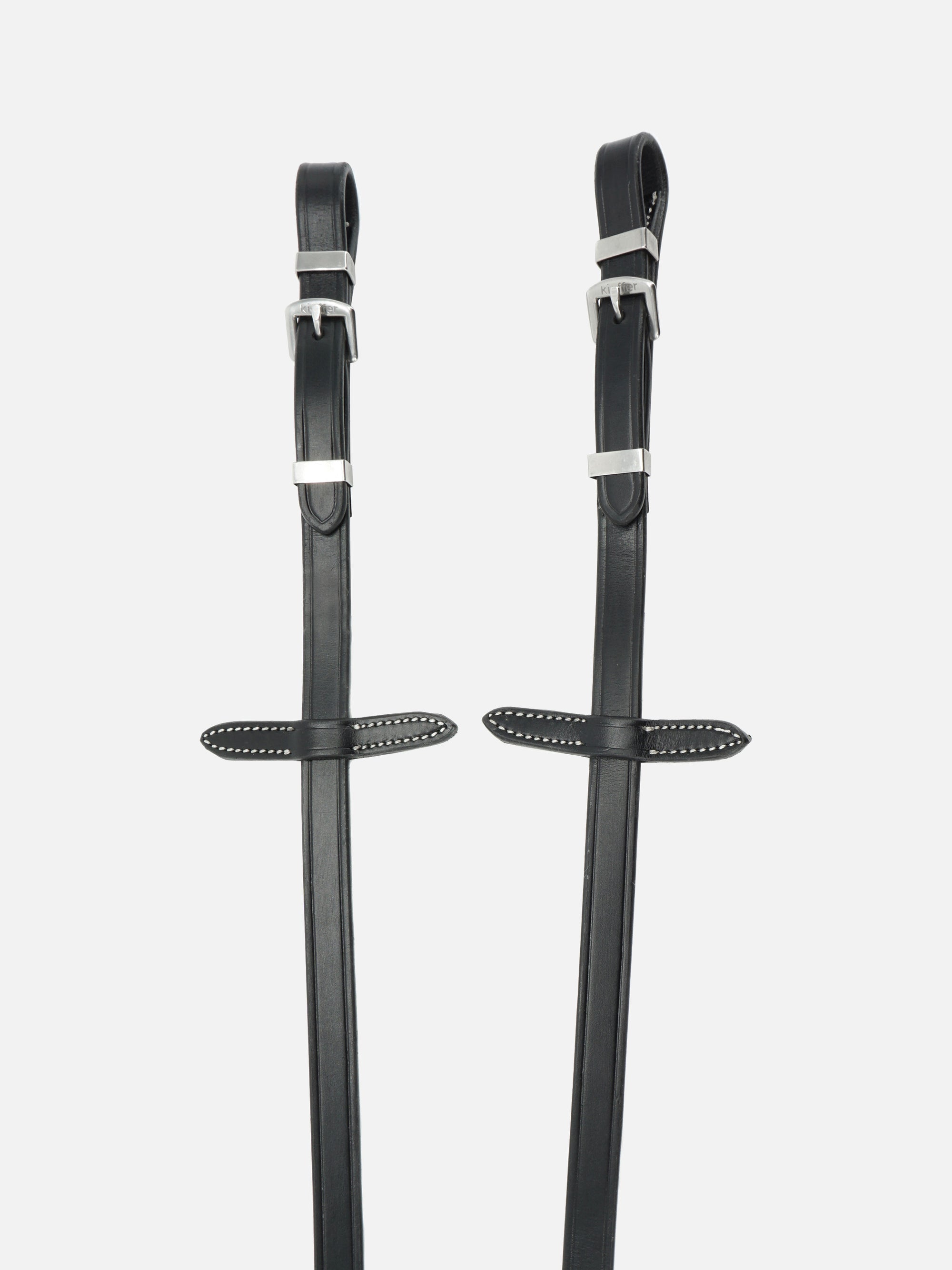 Detailfoto der Zügel Vera in Schwarz mit Chrombeschlägen und cremefarbenen Kontrastnähten